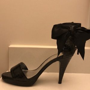 White House Black Market bow heels